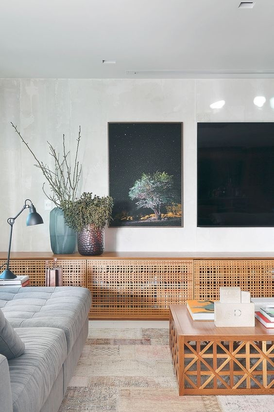 Tủ lưu trữ cuốn hút nhờ cửa bằng gỗ lưới.