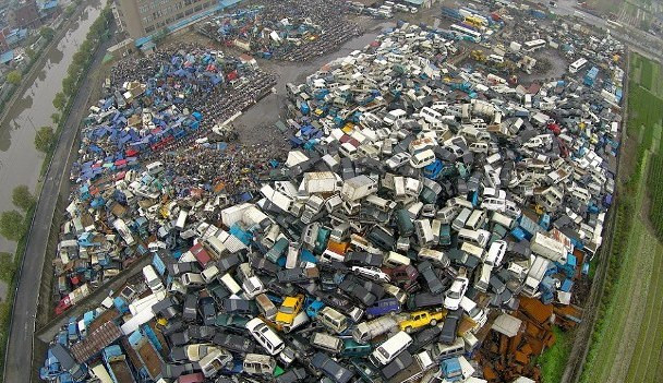 Bãi phế liệu ô tô chất cao như núi. Ảnh: Getty Image.