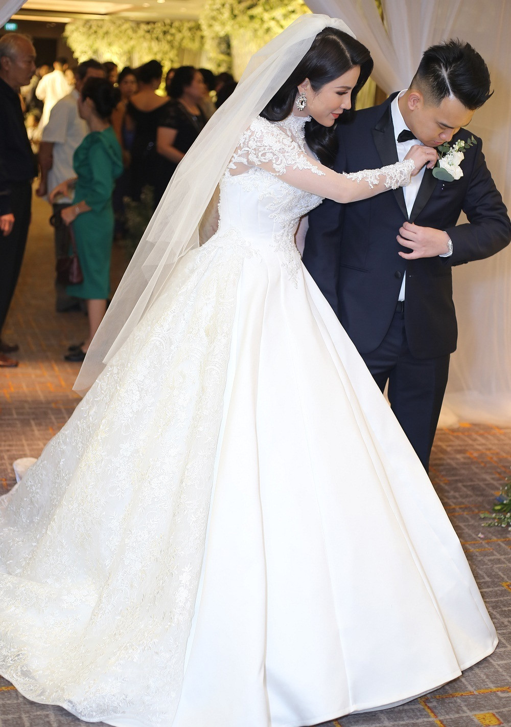 Món khai vị gồm gan ngỗng áp chảo và súp hải sản hoàng kim. Ảnh: VTC.