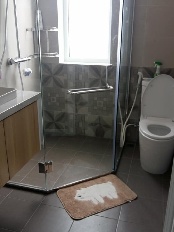 Phòng tắm sử dụng vách kính sang trọng. Nguồn ảnh: Song Phat Construction.