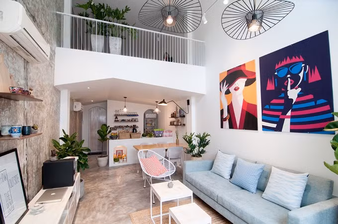 Trên diện tích 60m2, ngôi nhà được thiết kế mở, đầy đủ công năng gồm phòng khách, bếp + ăn. Ảnh: Nguyễn Thanh Nhân.