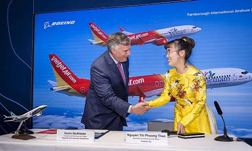 Tại triển lãm hàng không thế giới Farnborough Airshow 2018 (Anh) Hãng hàng không Vietjet và Tập đoàn chế tạo máy bay Boeing (Mỹ) đã ký hợp đồng 100 máy bay B737 MAX trị giá 12,7 tỷ USD. Ảnh: Vietjetair.