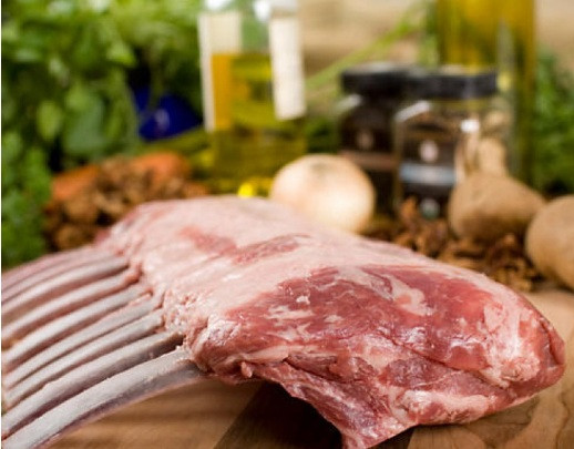 Lựng thường tự kiếm thức ăn là rễ cây, cỏ thơm, chồi non, củ quả trái cây trong rừng, hạt dẻ sồi, ít khi có sự can thiệt của con người. Vì vậy, khi chế biến thịt lợn giòn, dai và ngọt. Ảnh: Qbgroup.