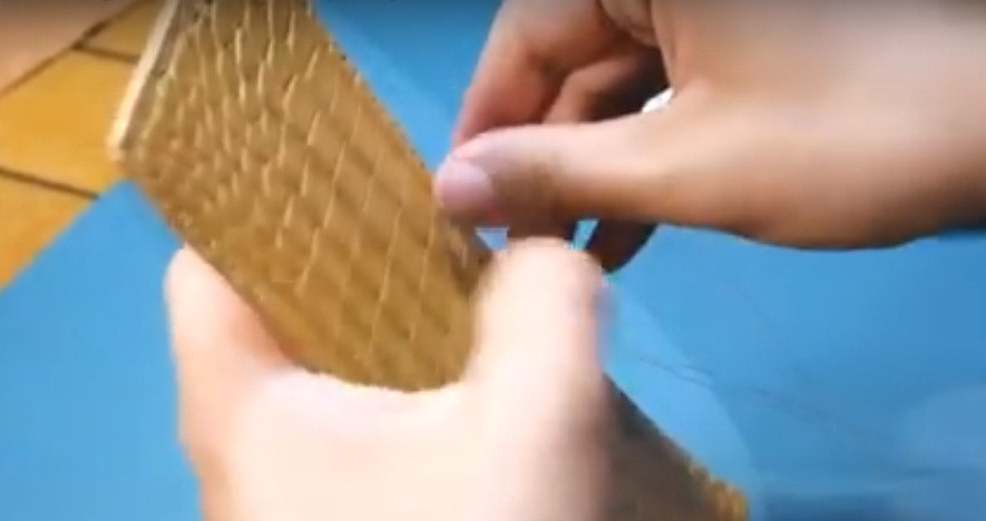  Ví da cá sấu được khâu cầu kỳ bằng tay.