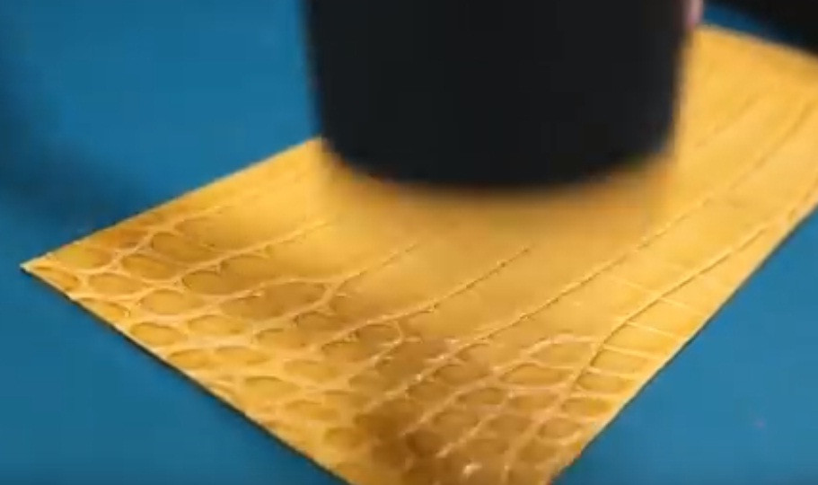 Dùng búa cán cho miếng da phẳng.