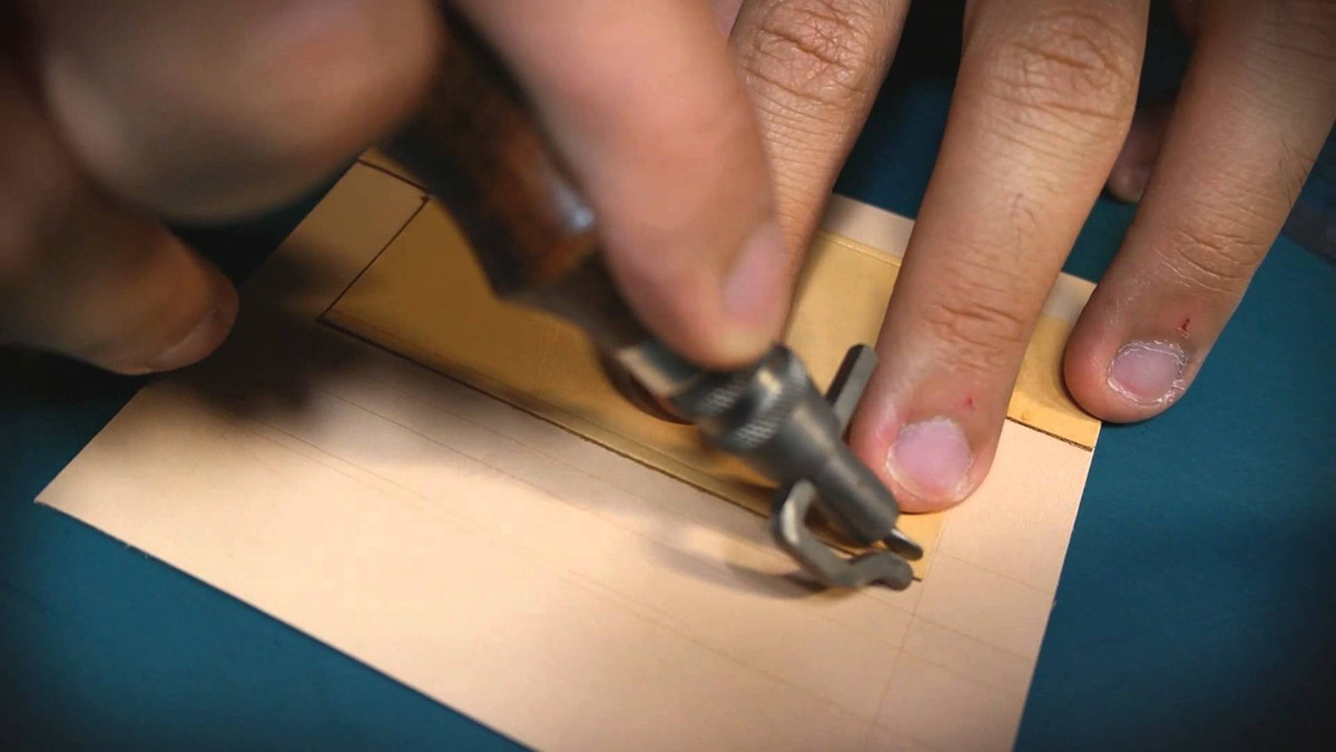 Tiếp theo là công đoạn dập ví. Thông thường trước khi dập ví, những miếng da cá sấu cắt sẵn sẽ được mài cho mỏng bớt và độ dày đều nhau.