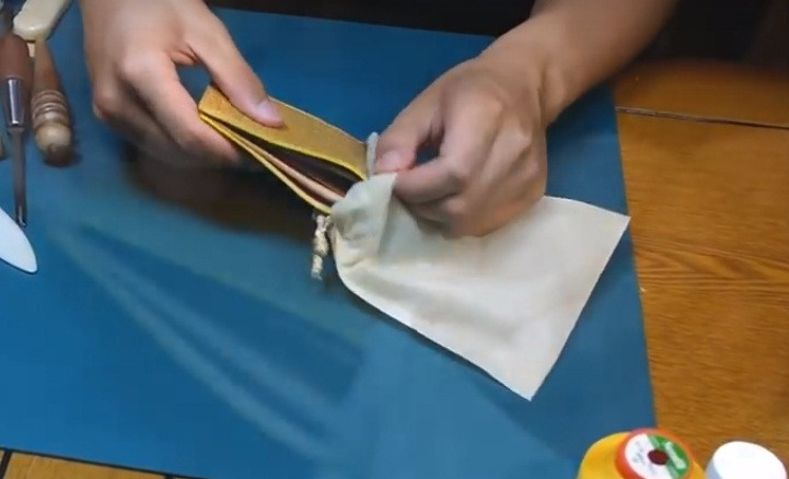 Sau khi hết lỗi trên bề mặt da, chiếc ví được đóng gói cẩn thận để chuyển đến tay người tiêu dùng. Nguồn ảnh: Youtube.