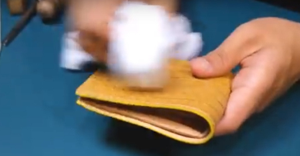 Khi ví được khâu chắc chắn thì chuyển qua quá trình vệ sinh những vết mực đánh dấu trên bề mặt da.