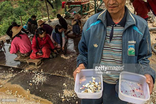 Người dân quanh khu vực Mogok cũng kiếm sống bằng cách tìm lại số đá bỏ đi với hy vọng tìm được đá quý sót lại để đổi đời. Ảnh: Getty Images.