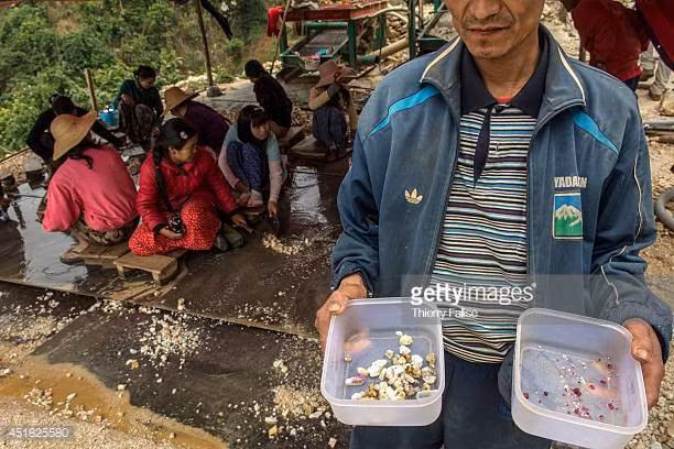 Người dân quanh khu vực Mogok cũng kiếm sống bằng cách tìm lại số đá bỏ đi với hy vọng tìm được đá quý sót lại để đổi đời. Ảnh: Getty Images.