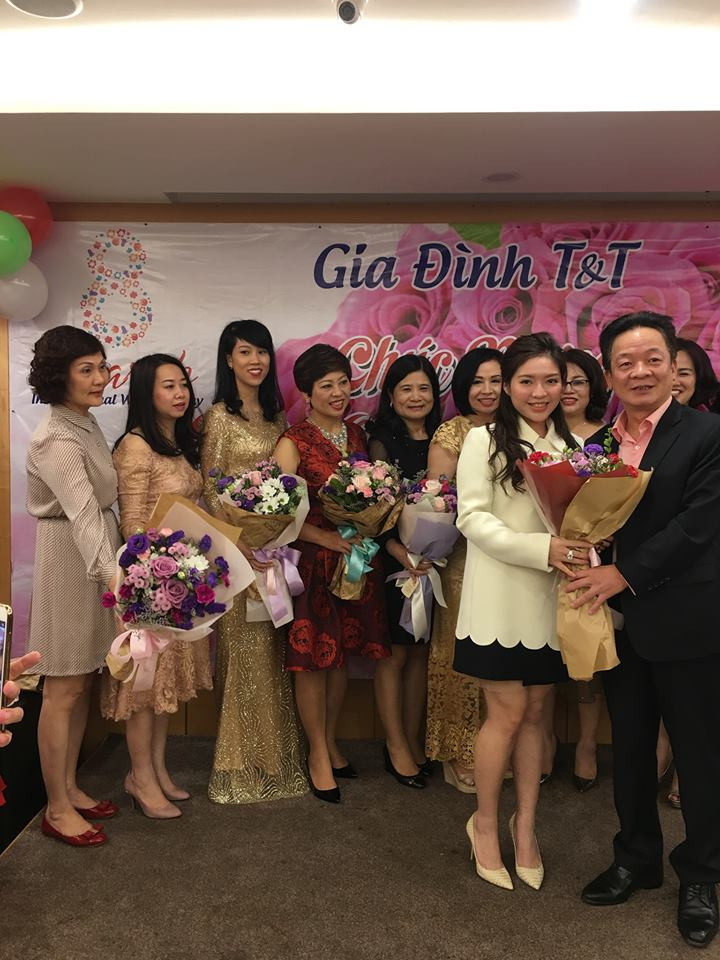 Với cán bộ, nhân viên nữ đang làm việc tại tập đoàn T&amp;T, đích thân bầu Hiển nói lời chúc mừng và tặng hoa cho các chị em. Ảnh: Doanhnhan.