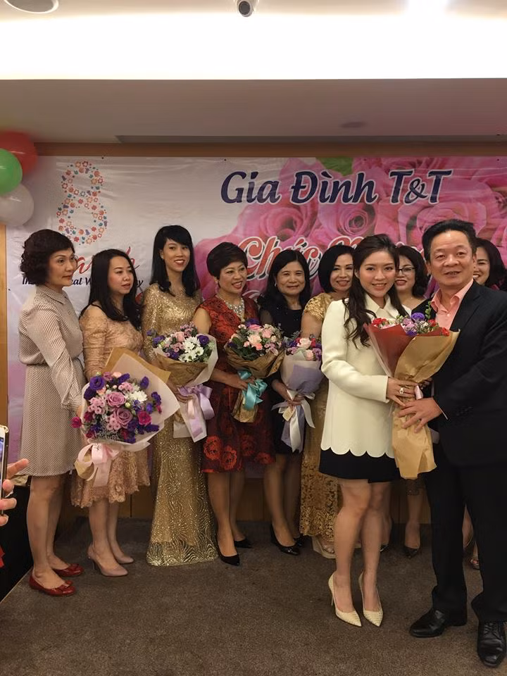 Với cán bộ, nhân viên nữ đang làm việc tại tập đoàn T&amp;T, đích thân bầu Hiển nói lời chúc mừng và tặng hoa cho các chị em. Ảnh: Doanhnhan.