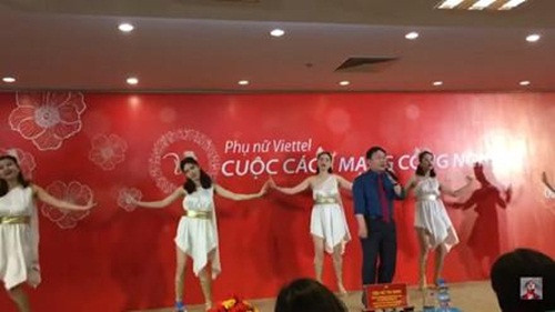 Phó tổng giám đốc Viettel Lê Đăng Dũng dành tặng chị em dịp 8/3/2017 bằng việc biểu diễn bài hát “Nơi này có anh”. Ảnh: Lao động.