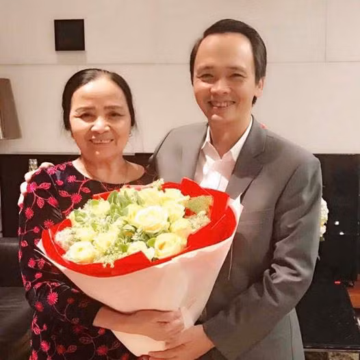 Ông Quyết cũng không quên tặng hoa cho mẹ kèm lời chúc: "Càng trưởng thành, càng hiểu rõ những vất vả của cha mẹ. Chúc mừng mẹ nhân ngày 8/3!". Ảnh: FB Trinh Văn Quyet.