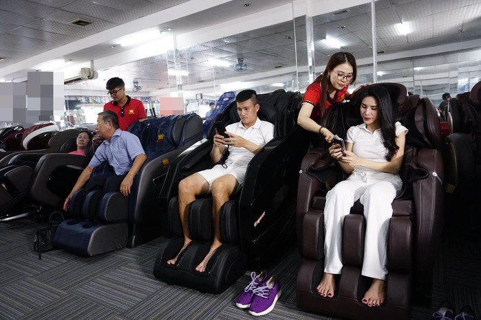 Cả hai cùng nhau diện đồ đôi đến một cửa hàng về thể thao. Có lẽ 8/3 năm nay Công Vinh sẽ dành tặng cho vợ chiếc máy tập. Ảnh: FB Thủy Tiên.