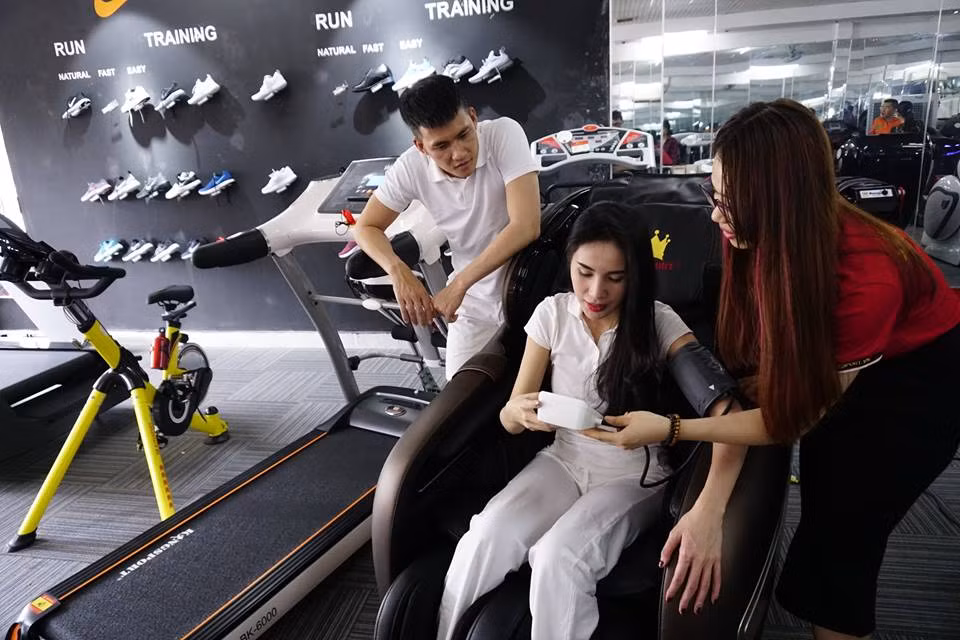 Nhân dịp 8/3 năm nay, Công Vinh thể hiện sự chu đáo của mình bằng việc đưa Thủy Tiên đi sắm quà. Ảnh: FB Thủy Tiên.