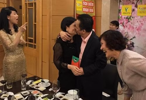 Trong khi đó, ông Đỗ Quang Hiển hay còn gọi bầu Hiển có màn khóa môi nồng nàn với bà xã nhân dịp 8/3 năm ngoái khiến nhiều người ngưỡng mộ. Ảnh: Baodatviet.
