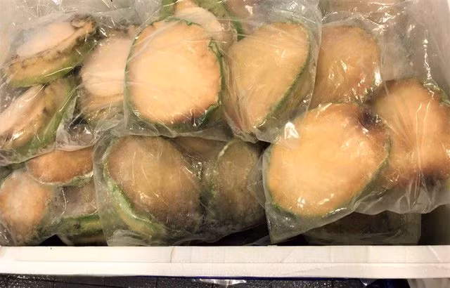 Sau đó, bào ngư viền xanh đựng trong túi hút chân không, đông lạnh. Ảnh: FB Hải sản giá gốc.