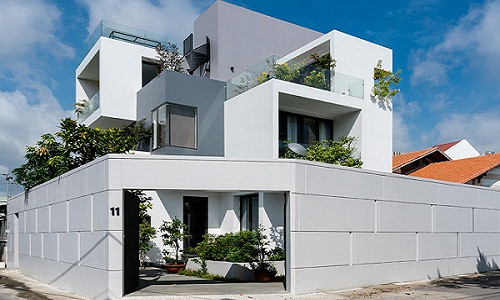 Biệt thự 2 mặt tiền tại quận 9 (TP HCM) gây ấn tượng bởi hình khối độc đáo và không gian sân vườn xanh mướt. Trên diện tích 240m2, gia chủ chỉ xây dựng tối đa 140m2, còn lại tạo tiểu cảnh và sân vườn bao quanh.