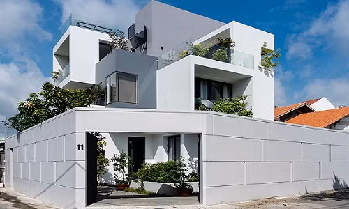 Biệt thự 2 mặt tiền tại quận 9 (TP HCM) gây ấn tượng bởi hình khối độc đáo và không gian sân vườn xanh mướt. Trên diện tích 240m2, gia chủ chỉ xây dựng tối đa 140m2, còn lại tạo tiểu cảnh và sân vườn bao quanh.