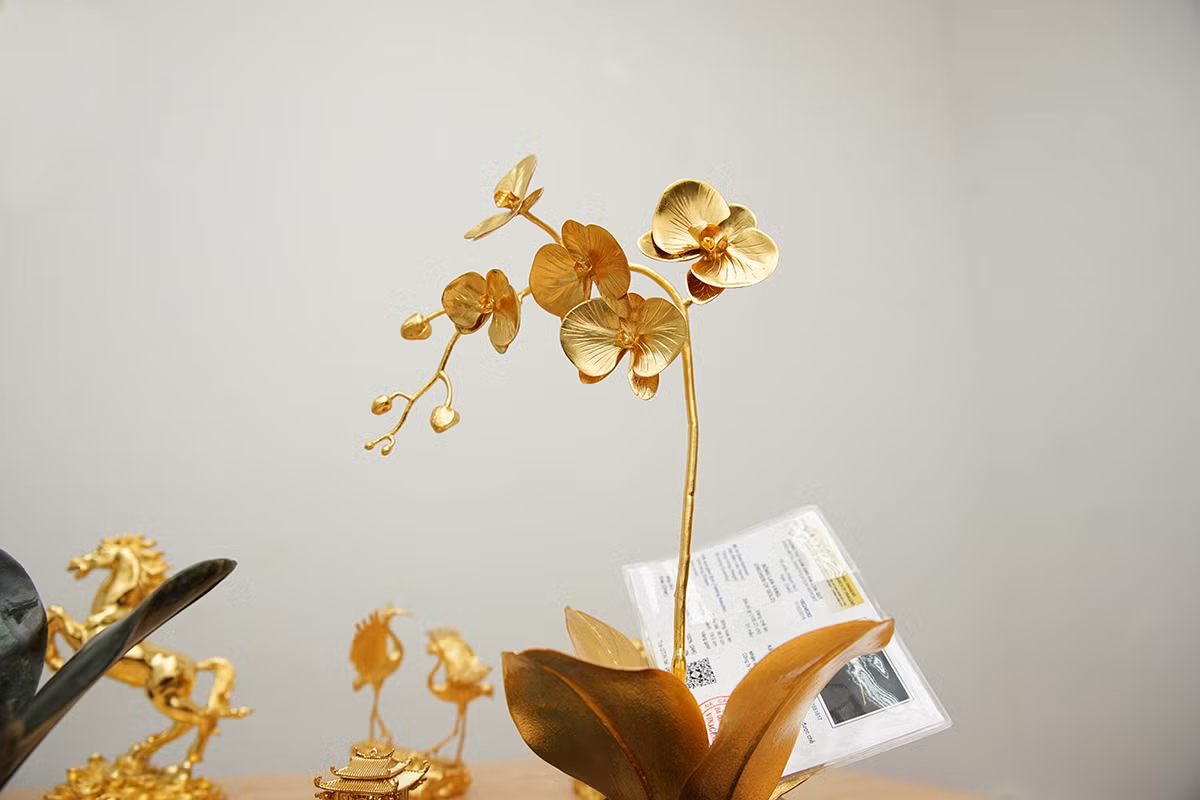 Bề mặt chậu lan vàng còn được tạo cát để tăng thêm sự lấp lánh.