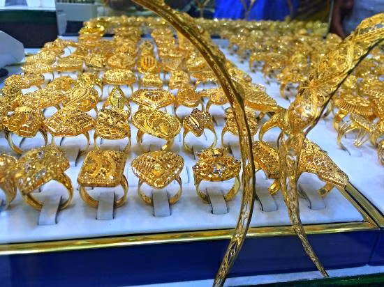 Dubai không đánh thuế nhập khẩu nên giá các món trang sức bằng vàng ở đây rẻ hơn khoảng 20% mức giá trung bình trên thế giới. Ảnh: TripAdvisor.