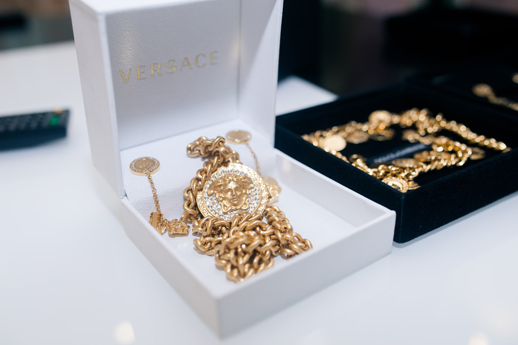 Mẫu dây đeo sang trọng của thương hiệu Versace. Ảnh: Zing.