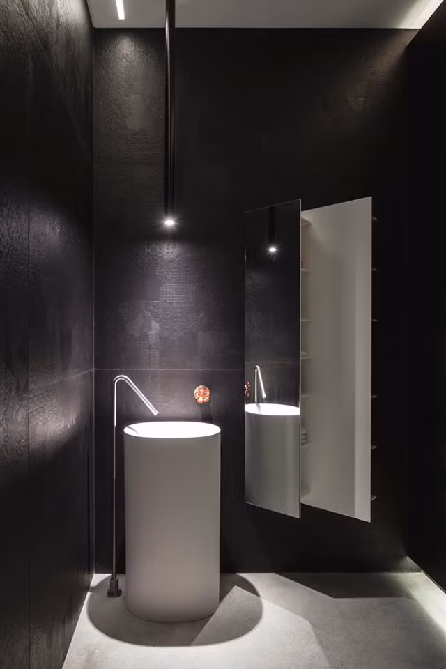 Phòng tắm với nội thất hiện đại bắt kịp xu thế mới.