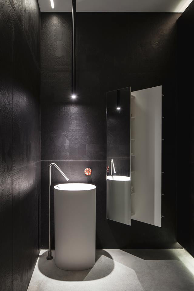 Phòng tắm với nội thất hiện đại bắt kịp xu thế mới.