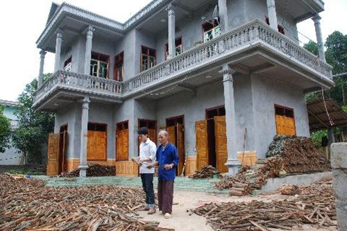 Thu nhập ổn định giúp các gia đình xây được nhà khang trang, tậu xe máy, ti vi...Ảnh: Baoyenbai.