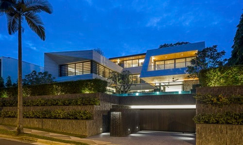 Nằm trên khu đất cao hơn 4m so với mặt đường, căn biệt thự được thiết kế thành hai khối tách biệt.