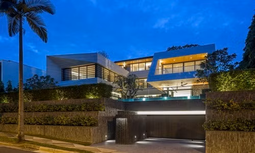 Nằm trên khu đất cao hơn 4m so với mặt đường, căn biệt thự được thiết kế thành hai khối tách biệt.