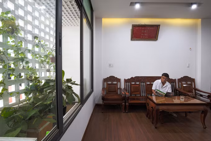 Góc sinh hoạt chung của căn nhà 4 tầng nhìn thẳng ra sân sau xanh mát. Nguồn ảnh: Thủy Đặng.