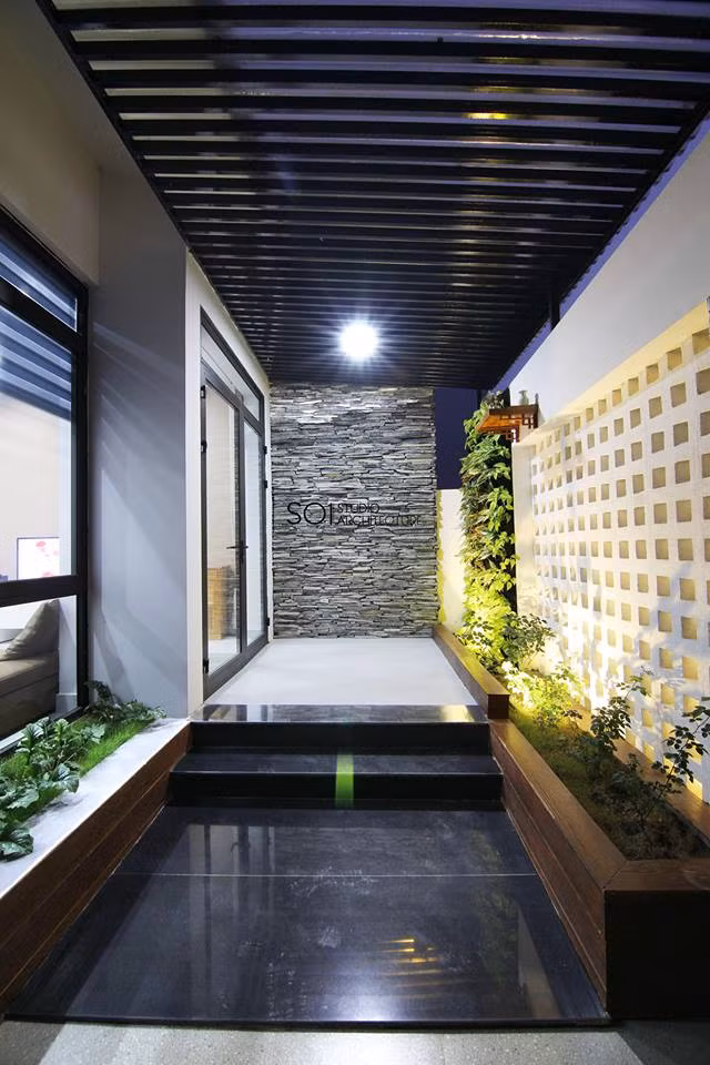 Khoảng xanh kết hợp tạo bóng mát trong không gian thêm dịu nhẹ.