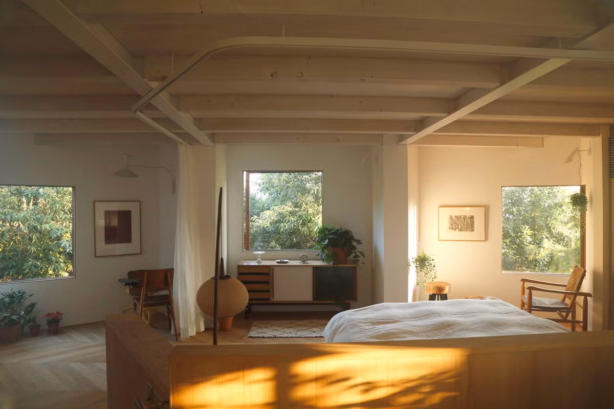 Từ phòng ngủ có thể ngắm toàn cảnh phía ngoài.