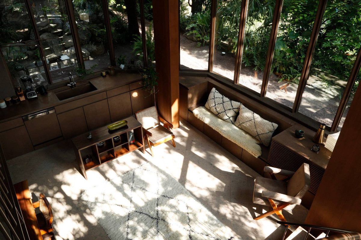 Nắng vàng tràn ngập không gian.