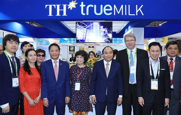 Thu tuong tham quan gian hang TH tai Hoi cho Food and Hotel Asia-Hinh-3