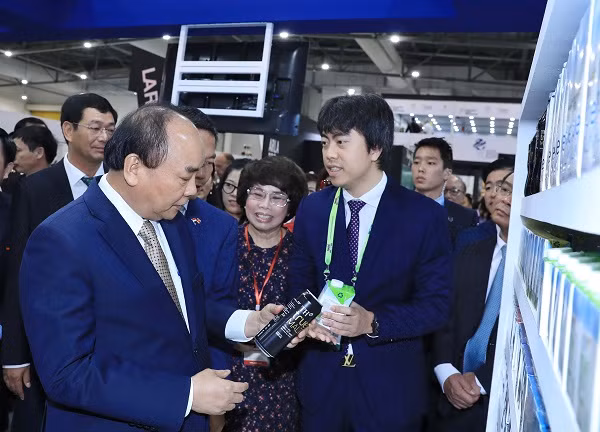 Thu tuong tham quan gian hang TH tai Hoi cho Food and Hotel Asia