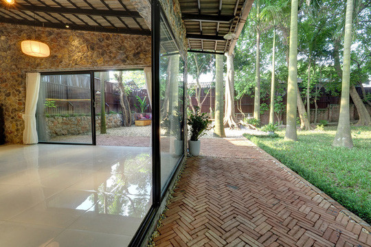 Ngôi hướng tầm nhìn ra khoảng sân vườn trong lành, mát mẻ.