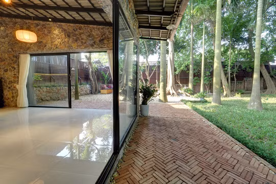 Ngôi hướng tầm nhìn ra khoảng sân vườn trong lành, mát mẻ.