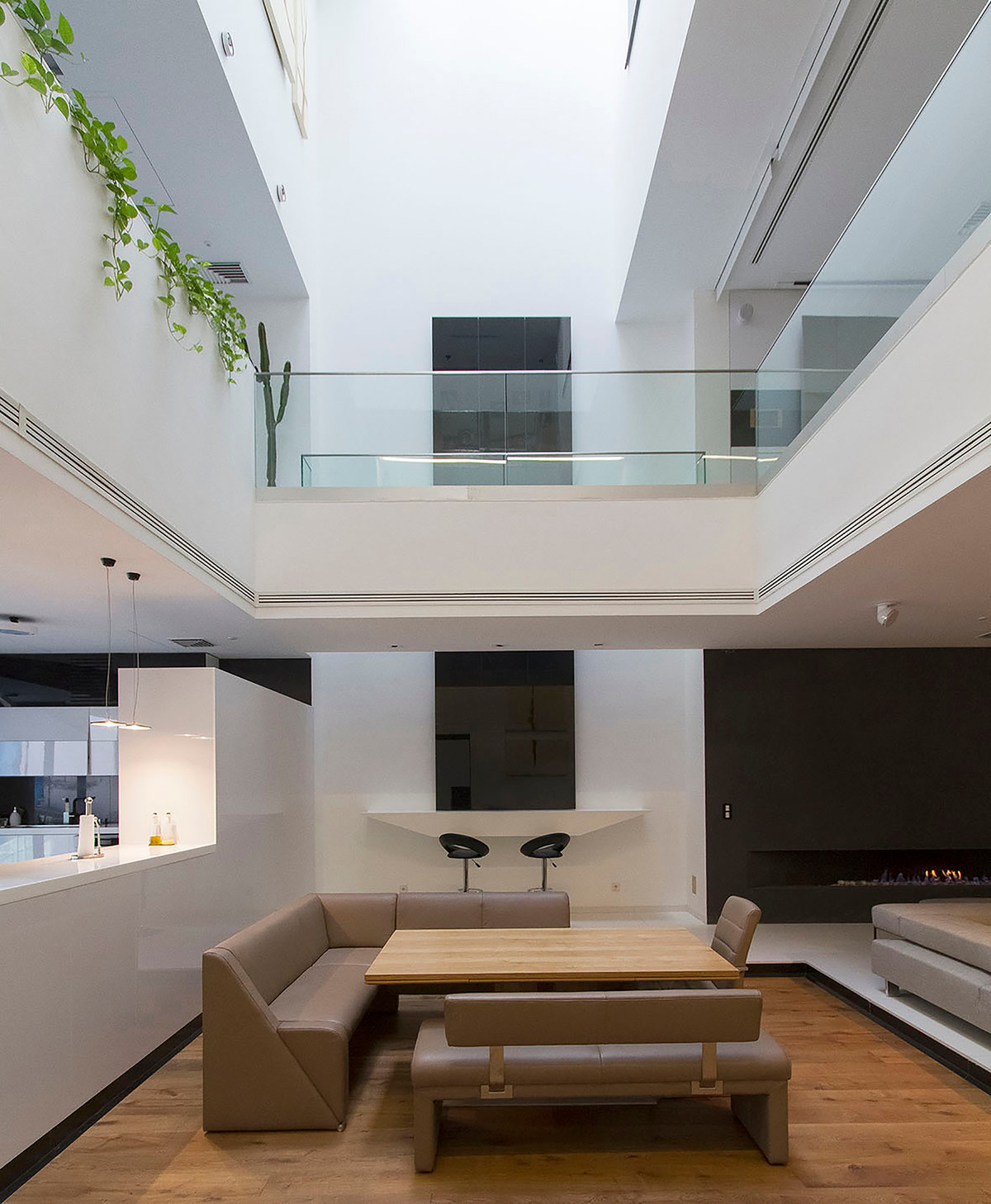 Khối hộp di động có thể xoay tới 90 độ giúp mọi không gian trong nhà đều có nhiều ánh sáng tự nhiên.