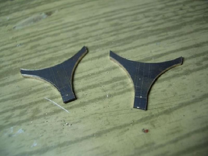 Sau đó, vàng miếng được cắt thành hình.