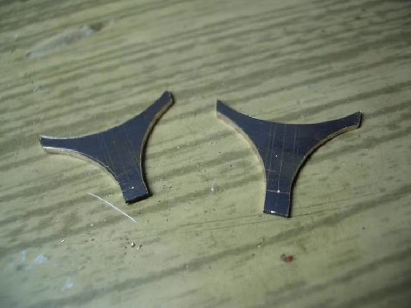 Sau đó, vàng miếng được cắt thành hình.