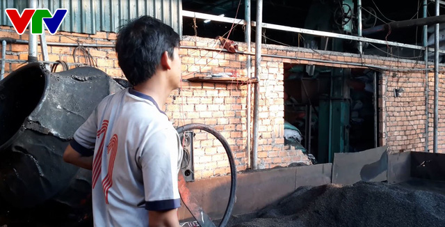 Đáng chú ý, trong số đó có 12 tấn cà phê được nhuộm đen bằng pin. Ảnh: VTV.