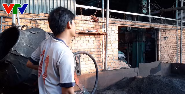 Đáng chú ý, trong số đó có 12 tấn cà phê được nhuộm đen bằng pin. Ảnh: VTV.