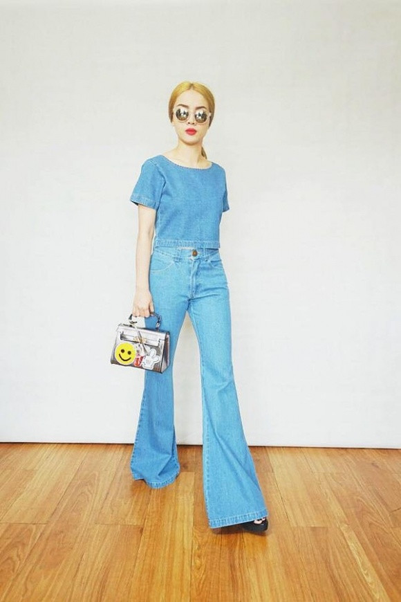 Chiếc túi mini màu bạc được Yến Trang dùng để tô điểm cho phong cách của mình.