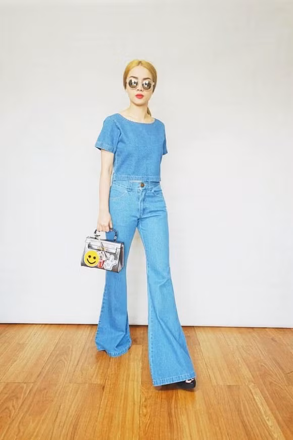 Chiếc túi mini màu bạc được Yến Trang dùng để tô điểm cho phong cách của mình.