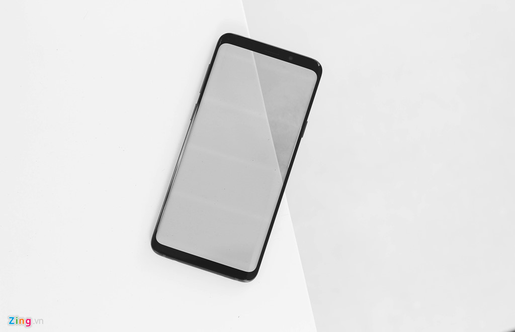 Ở mặt trước, máy có viền màu đen như những phiên khác.