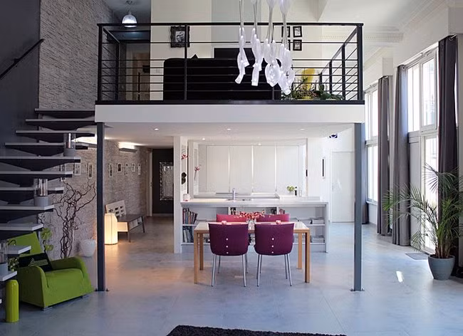 Không gian phía dưới gác lửng được tận dụng để làm nhà bếp. Ảnh: Archdaily.