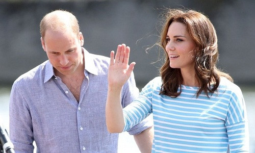 Vào ngày 20/7, Công nương Kate Middleton cùng Hoàng tử William tham dự cuộc đua chèo thuyền ở Heidelberg. Để phù hợp với sự kiện, Kate Middleton đã mặc áo phông Breton của Hugo Boss và quần skinny jeans. Thiết kế có giá 125 USD (hơn 2,7 triệu đồng).